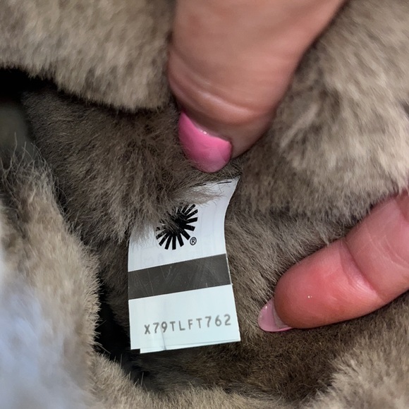 UGG Bailey Button Boot size 5 youth/6.5 women color light loden green. - Picture 7 of 13